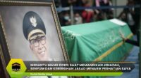 Saat Memandikan Jenazah Mang oded