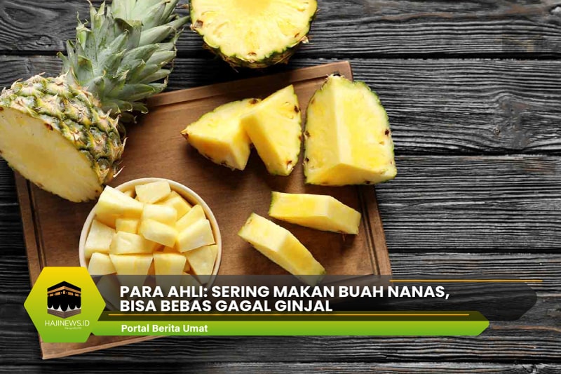 Makan Buah Nanas