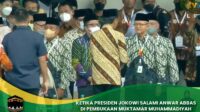Presiden Jokowi Salami Anwar Abbas di Pembukaan Muktamar Muhammadiyah