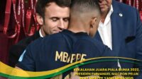 Emmanuel Macron Peluk Erat Mbappe