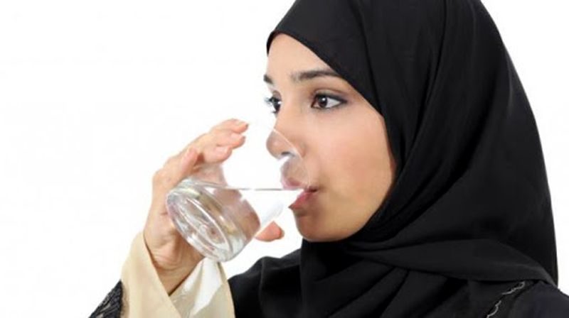 Minum Air Putih Dengan Cara Ini Bisa Menyebabkan Perut Kembung