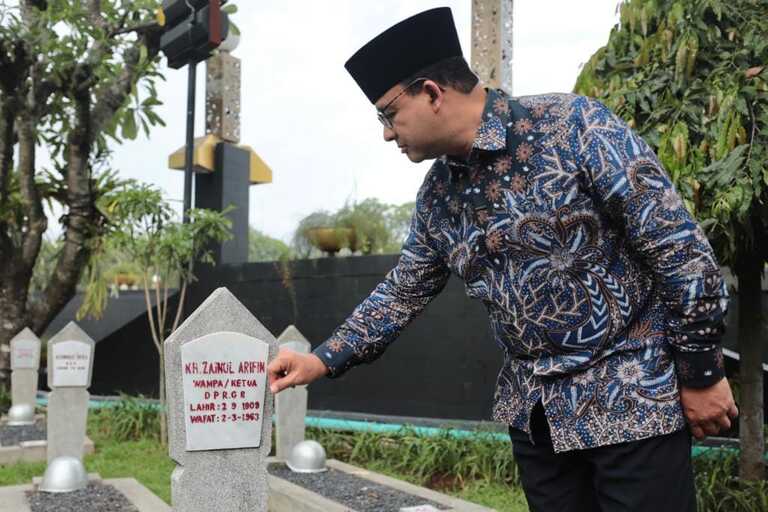 Anies Ziarah ke Makam Tokoh NU