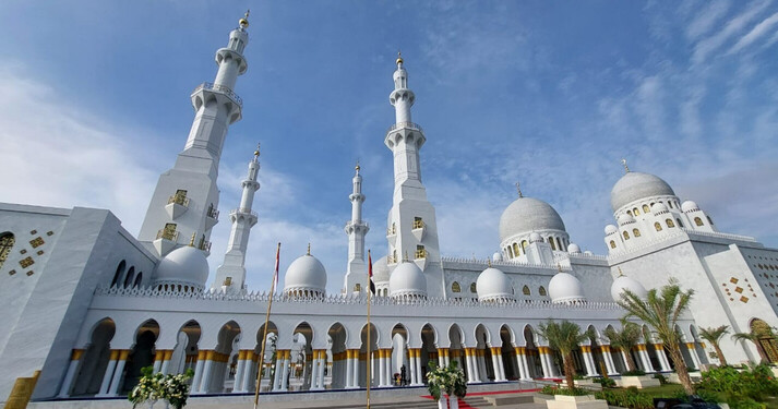Keindahan Masjid Agung Sheikh Zayed Solo