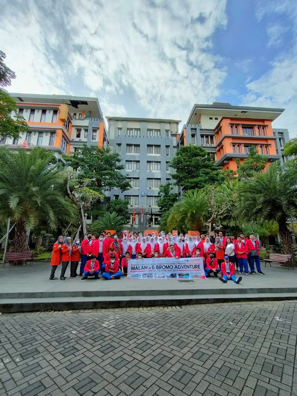 Murid SMA Nasima Upacara Bendera di Segara Wedhi Gunung Bromo