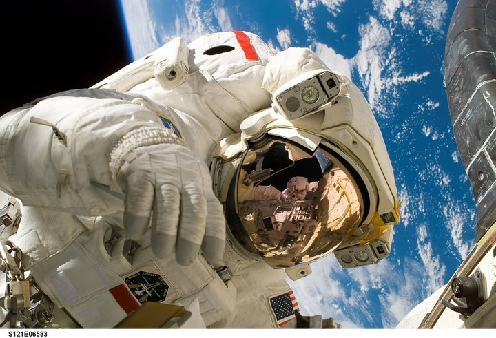 Astronot Menangis Saat Melihat Bumi
