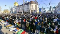 Ratusan ribu orang berduyun-duyun di Moskow untuk Salat Idul Fitri