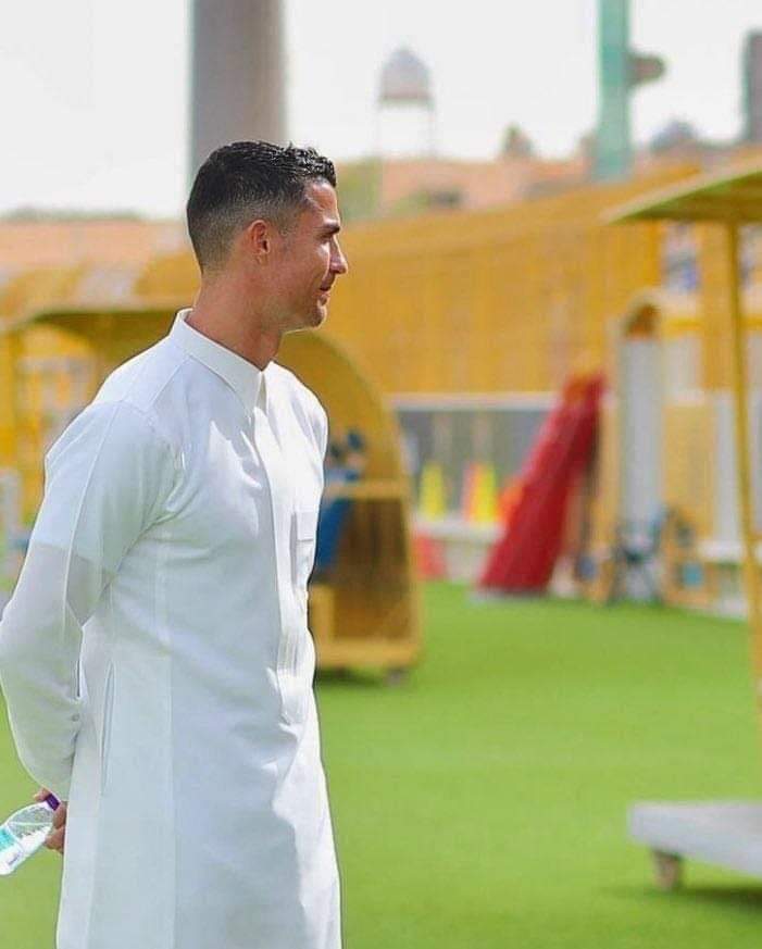 Cristiano Ronaldo Berjalan-jalan Pakai Gamis