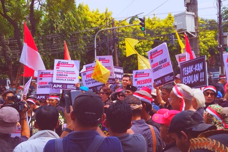 Massa Menggelar Aksi Unjuk Rasa Di Depan KPU RI