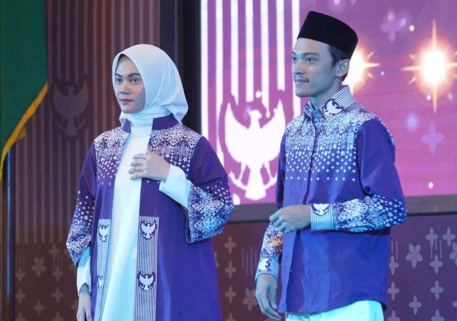 Jemaah Haji Indonesia Mengenakan Batik Sekar Arum Sari