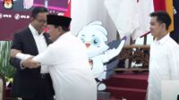 Anies Baswedan Dipeluk Erat Oleh Prabowo