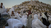 Jemaah Haji Menerjang Cuaca Yang Sangat Panas
