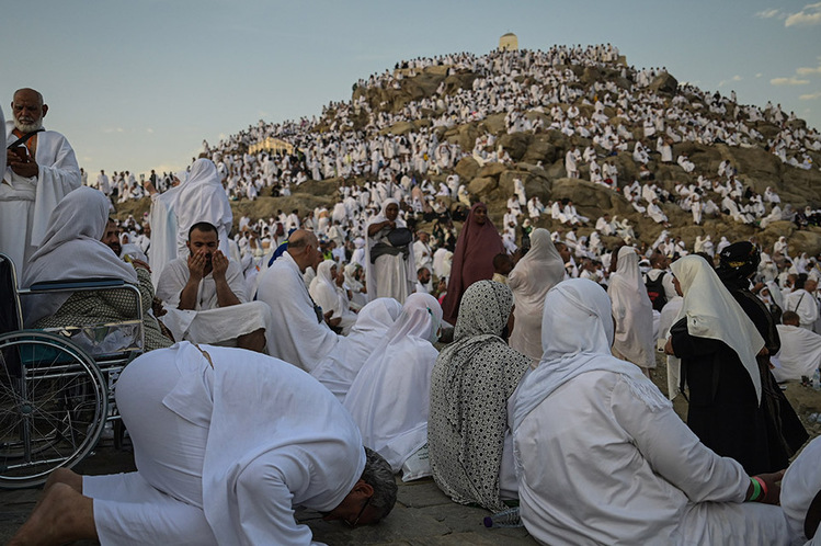 Jemaah Haji Menerjang Cuaca Yang Sangat Panas