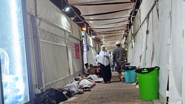 Jemaah Haji Indonesia di Mina Yang Tidur di Lorong