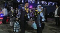 Ratusan Jemaah Haji Kloter Pertama Tiba di Indonesia