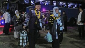 Ratusan Jemaah Haji Kloter Pertama Tiba di Indonesia