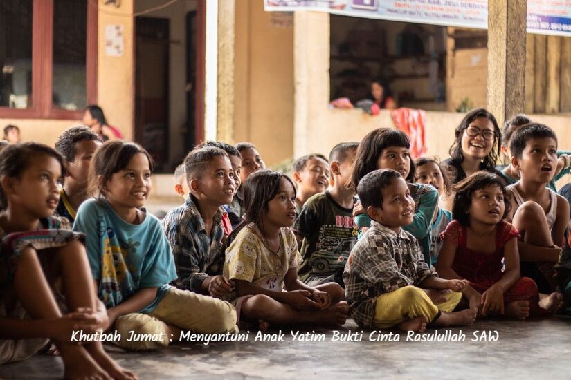 Menyantuni Anak Yatim